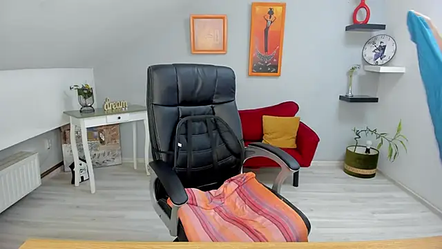 LollaGirl online show from February 4, 7:18 am