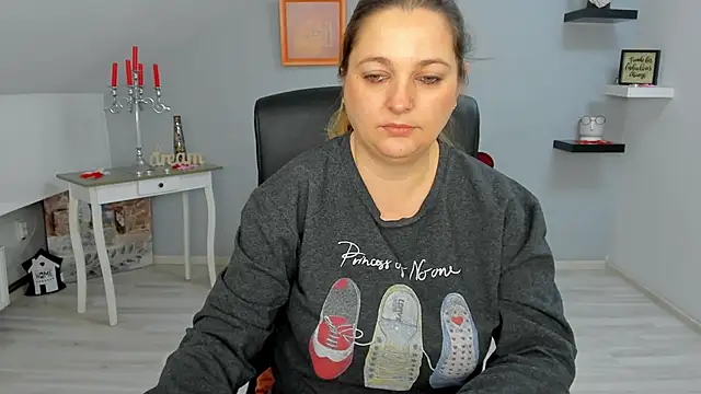 LollaGirl online show from March 3, 4:14 am