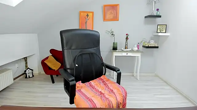 LollaGirl online show from October 27, 4:27 am