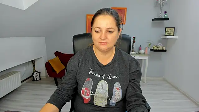 LollaGirl online show from November 7, 4:23 am