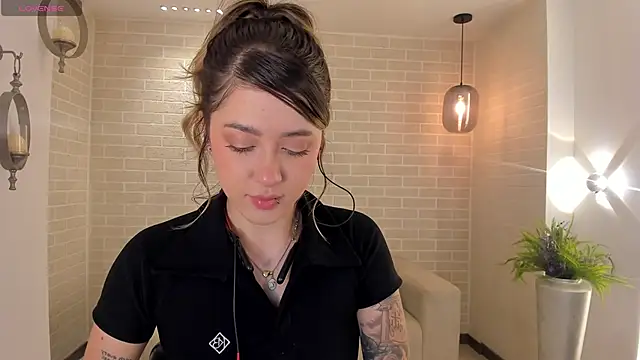 EveBensonX online show from June 7, 11:30 pm