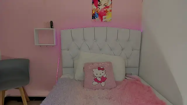 Snapshot of 18candys chatting on December 6, 10:52 pm 18candys online show from December 6, 10:52 pm