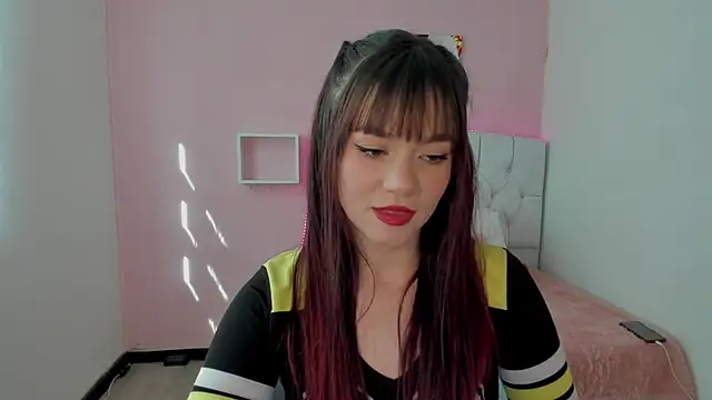 Snapshot of 18candys chatting on December 16, 8:37 pm 18candys online show from December 16, 8:37 pm