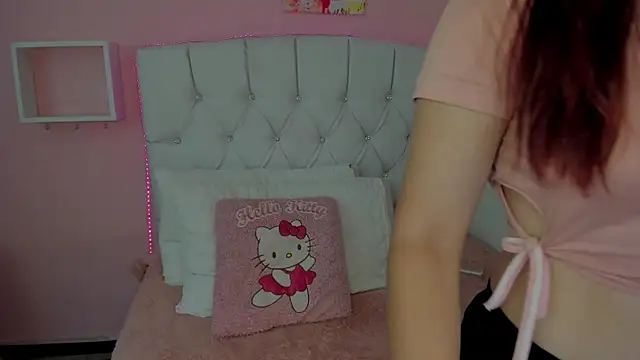 Snapshot of 18candys chatting on December 27, 8:39 pm 18candys online show from December 27, 8:39 pm