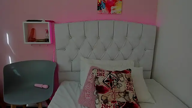 Snapshot of 18candys chatting on January 13, 8:37 pm 18candys online show from January 13, 8:37 pm