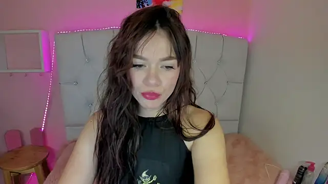 Snapshot of 18candys chatting on February 19, 1:18 am 18candys online show from February 19, 1:18 am