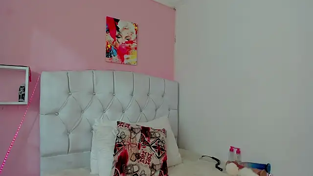 Snapshot of 18candys chatting on October 3, 9:23 pm 18candys online show from October 3, 9:23 pm