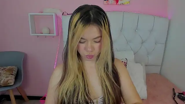 18candys online show from April 28, 12:32 pm