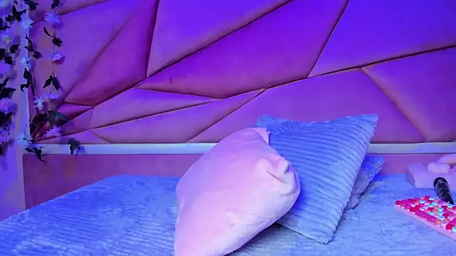 Snapshot of luna_miler_ chatting on October 29, 2:58 am luna miler  online show from October 29, 2:58 am