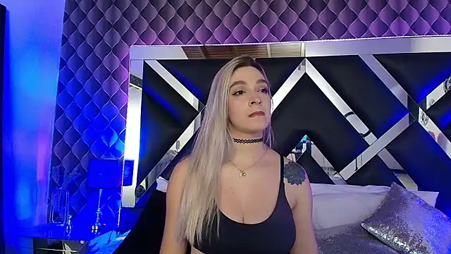 victoriaa lee  online show from November 27, 8:00 pm