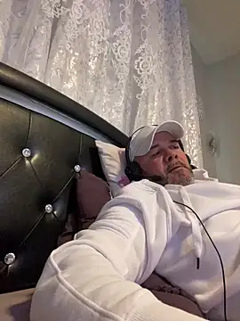 Snapshot of Cristian-Brayan chatting on April 5, 3:53 pm Cristian-Brayan online show from April 5, 3:53 pm