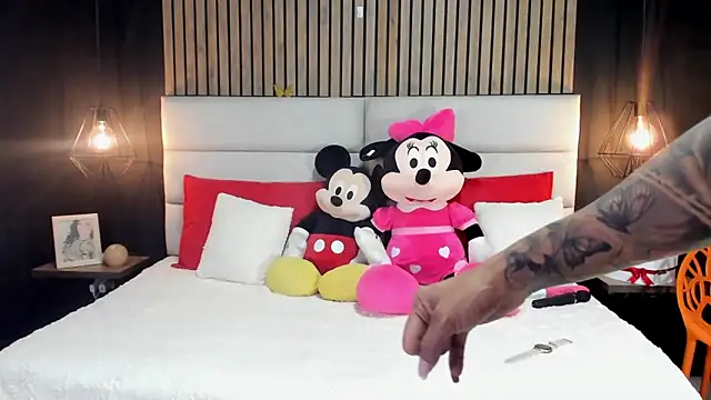 NiicolleMiller online show from March 11, 6:30 pm