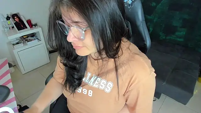 Snapshot of BellaFlaming chatting on January 24, 11:48 am BellaFlaming online show from January 24, 11:48 am