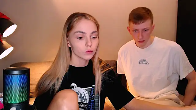 Snapshot of juliaanddima chatting on October 25, 9:42 pm juliaanddima online show from October 25, 9:42 pm