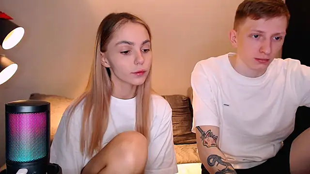 Snapshot of juliaanddima chatting on October 31, 6:58 am juliaanddima online show from October 31, 6:58 am