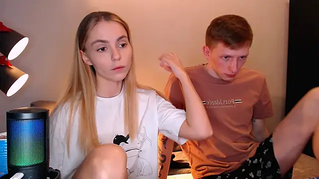 Snapshot of juliaanddima chatting on November 20, 8:25 am juliaanddima online show from November 20, 8:25 am