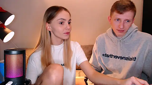 Snapshot of juliaanddima chatting on November 21, 8:46 am juliaanddima online show from November 21, 8:46 am