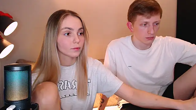 juliaanddima online show from December 16, 9:20 pm