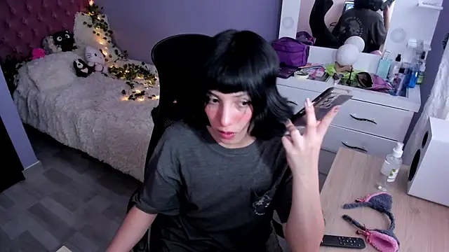 Snapshot of Room312_ chatting on December 5, 8:33 pm Room312  online show from December 5, 8:33 pm