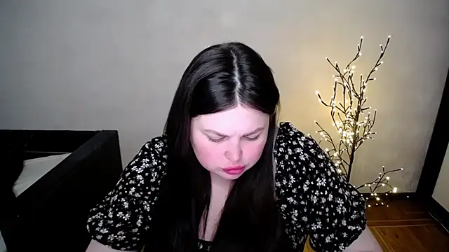Snapshot of Emily_Mo chatting on May 10, 5:56 am Emily Mo online show from May 10, 5:56 am