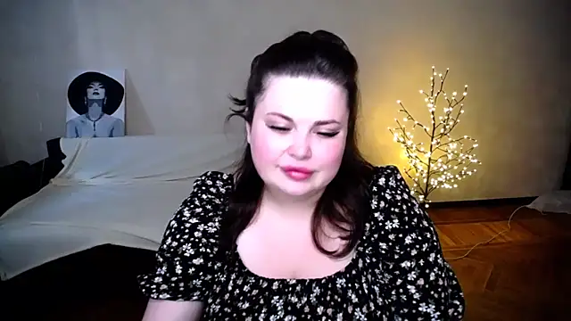 Snapshot of Emily_Mo chatting on June 14, 5:53 am Emily Mo online show from June 14, 5:53 am