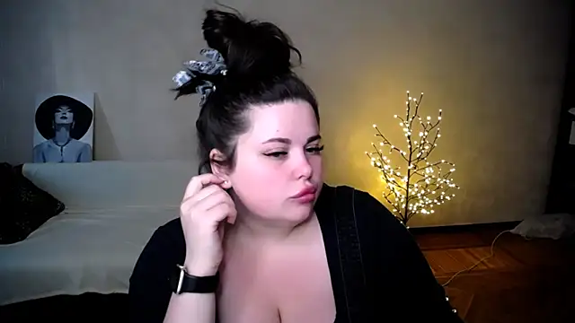 Snapshot of Emily_Mo chatting on June 16, 5:32 am Emily Mo online show from June 16, 5:32 am