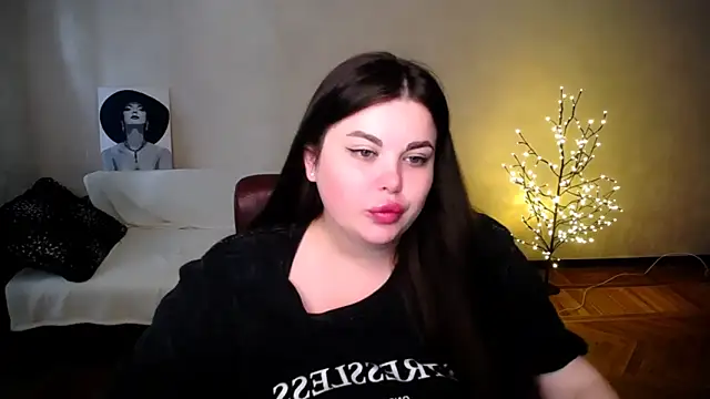 Snapshot of Emily_Mo chatting on June 19, 5:56 am Emily Mo online show from June 19, 5:56 am