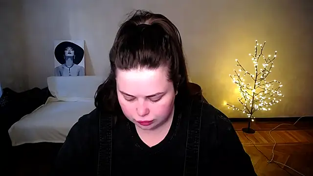 Snapshot of Emily_Mo chatting on June 21, 5:32 am Emily Mo online show from June 21, 5:32 am