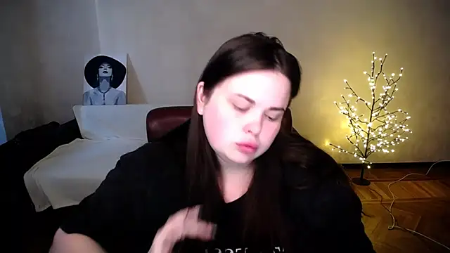 Snapshot of Emily_Mo chatting on June 24, 6:12 am Emily Mo online show from June 24, 6:12 am