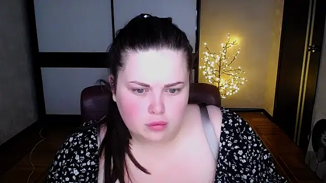 Snapshot of Emily_Mo chatting on July 19, 5:44 am Emily Mo online show from July 19, 5:44 am