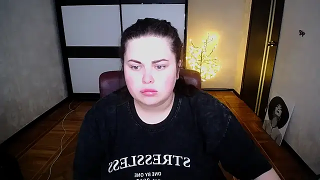 Snapshot of Emily_Mo chatting on July 22, 5:54 am Emily Mo online show from July 22, 5:54 am