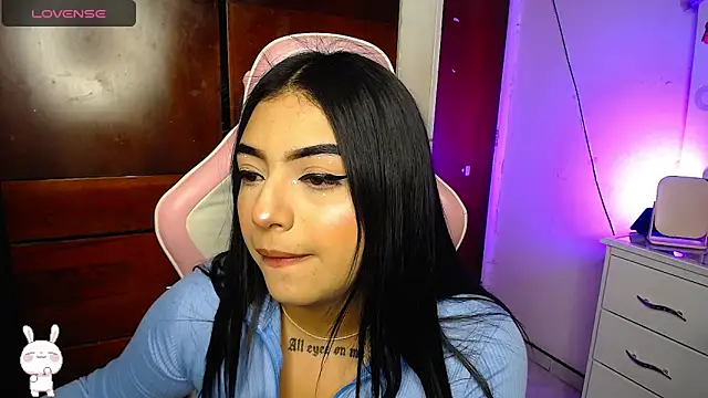 Snapshot of eva_six chatting on December 3, 11:35 pm eva six online show from December 3, 11:35 pm