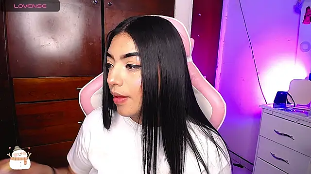 Snapshot of eva_six chatting on December 17, 6:20 pm eva six online show from December 17, 6:20 pm