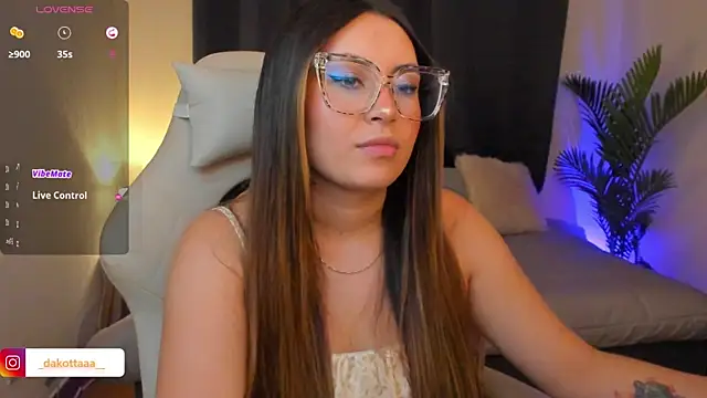 dakottaa  online show from February 7, 11:41 pm