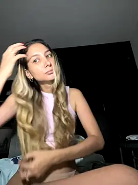 Snapshot of DanikRosse chatting on October 31, 4:24 am DanikRosse online show from October 31, 4:24 am