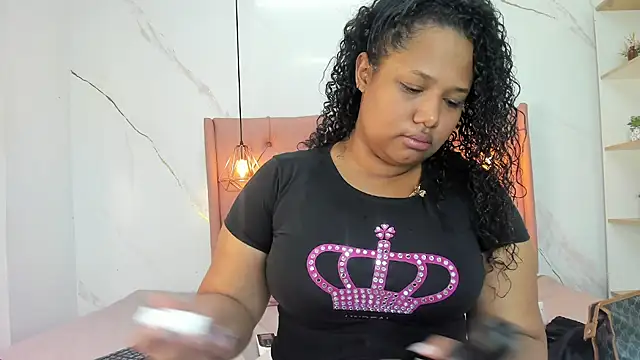 Snapshot of Belle_Brunette chatting on June 22, 12:13 pm Belle Brunette online show from June 22, 12:13 pm