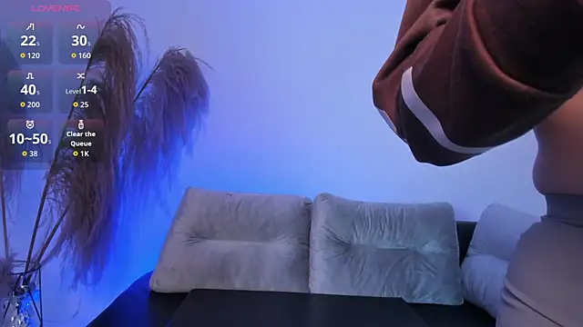 charlottewhitte online show from December 18, 11:38 am