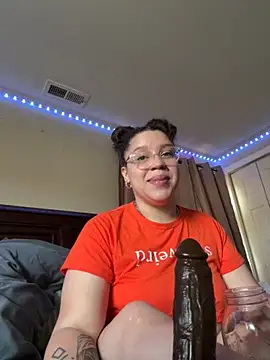 Snapshot of QueenNuttCollector chatting on October 28, 2:09 pm QueenNuttCollector online show from October 28, 2:09 pm