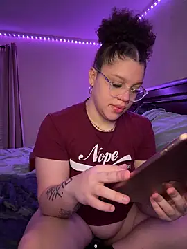 QueenNuttCollector online show from February 22, 11:20 am