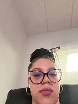 Snapshot of QueenNuttCollector chatting on May 27, 4:04 pm QueenNuttCollector online show from May 27, 4:04 pm