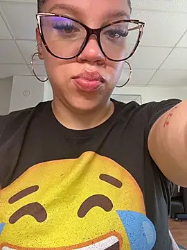 QueenNuttCollector online show from July 8, 3:49 pm