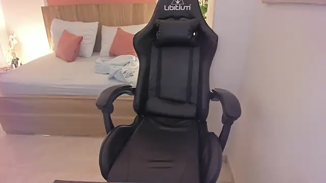 izaro22 online show from March 21, 8:28 am