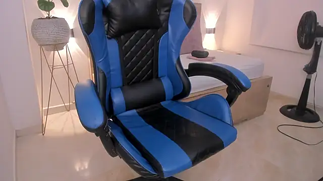 izaro22 online show from March 6, 1:29 pm