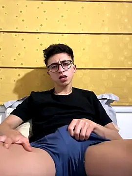 Snapshot of CamiRojas_boy chatting on September 13, 4:01 am CamiRojas boy online show from September 13, 4:01 am