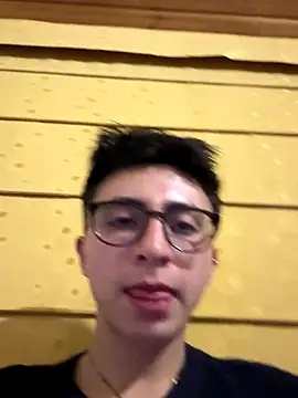 Snapshot of CamiRojas_boy chatting on September 15, 4:45 am CamiRojas boy online show from September 15, 4:45 am