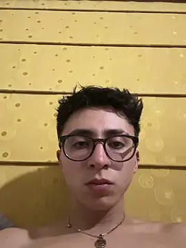 Snapshot of CamiRojas_boy chatting on September 18, 3:30 am CamiRojas boy online show from September 18, 3:30 am