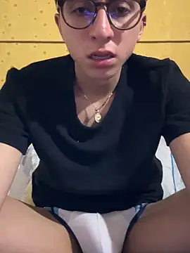 Snapshot of CamiRojas_boy chatting on September 22, 4:25 am CamiRojas boy online show from September 22, 4:25 am