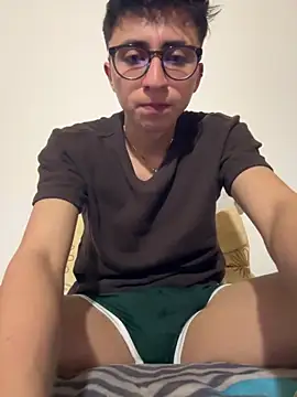 Snapshot of CamiRojas_boy chatting on October 13, 4:12 am CamiRojas boy online show from October 13, 4:12 am