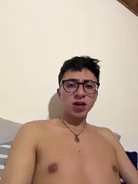 Snapshot of CamiRojas_boy chatting on October 24, 4:09 am CamiRojas boy online show from October 24, 4:09 am