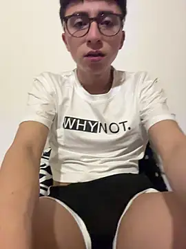 Snapshot of CamiRojas_boy chatting on October 31, 4:13 am CamiRojas boy online show from October 31, 4:13 am